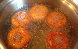 Fry until a beautiful golden color. In any case, taste the first batch, whether it is cooked inside, and reduce or increase the heat.