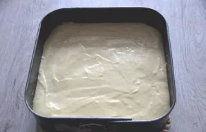 Pour the dough over the pineapple and level it. Put in the oven for 1 hour, after about 45 minutes cover with foil so that the cake does ...