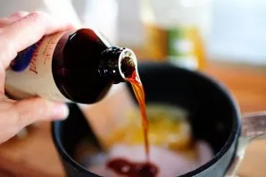 Pour vanilla extract, as well as water, and dissolve everything in a water bath until smooth. When the baklava is cooked, we take it out ...