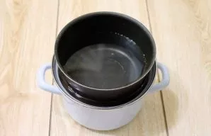 Place a plate over the fish and place a small weight so that the roach is completely in the brine.