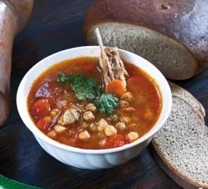 10 minutes after we have added vegetables to the soup, it can be seasoned with salt and pepper, if desired, with some more spices (cilant...