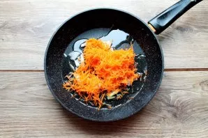 Grate the carrots on a medium grater and put in a pan with onions.