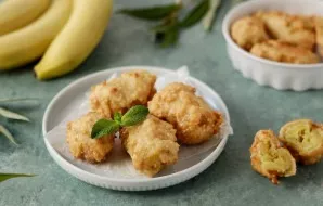 Bananas in coconut chips ready, have a good appetite!