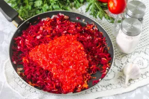 Add the tomato and pepper mass, stir and simmer for about 2 minutes.