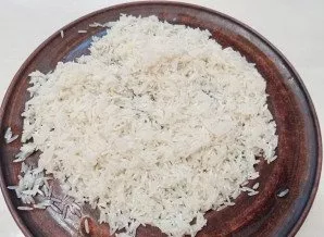 Wash the basmati rice in warm water until it is clean. Let the water drain.