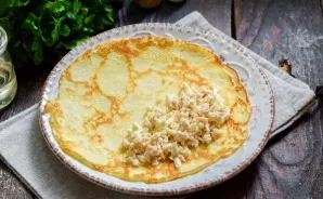 On the edge of the pancake we put the filling, salt, pepper and garlic to taste.