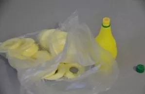 So that the apples do not ripen, put in a bag, sprinkle with lemon juice and mix.