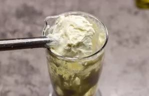 To prepare the cream, melt the butter. Mix it with cottage cheese and vanilla sugar in a blender.