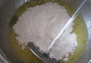 Pour sugar into a small saucepan, add the yolks and flour. Mix everything until smooth.