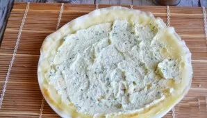 Coat the pancake with crab cream.