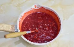 To prepare the filling, cut the strawberries into large pieces and mix with sugar. Pour the starch diluted with water and put on the fire...