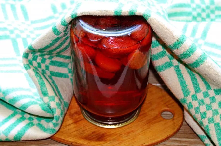 Turn the jar upside down and wrap it until it cools completely.