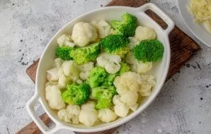 Grease the baking dish with vegetable oil. Lay out the vegetables.