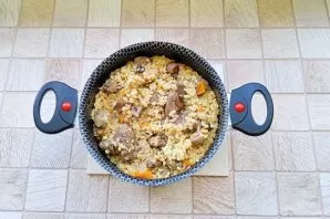 Bulgur with chicken liver and champignons is ready.