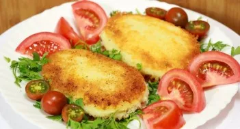 And serve hot together with fresh or salted vegetables. Such potatoes with meat go well with sour cream.