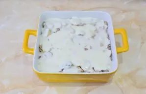 With the resulting sauce pour all the ingredients in the form.