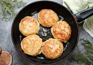 Pour vegetable oil into the pan and heat over medium heat, put the cutlets and fry on both sides until golden brown.