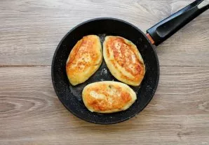 Pour vegetable oil into the pan, heat over medium heat and zrazus on both sides to golden brown. Approximately 3-4 minutes on each side. ...