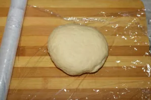 Knead the dough. Wrap in cling film and put in the refrigerator for 1-10 hours.