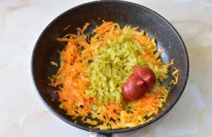 Then add the grated pickled cucumbers and tomato paste. Mix everything. Keep on fire for another 3-4 minutes.