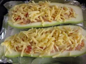 Sprinkle with cheese on top, with wet hands you can lightly press.