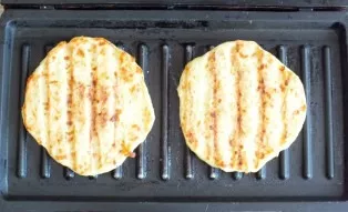 After baking, the pancakes will be slightly pink and elastic. During baking, their thickness increases slightly, but then collapses.