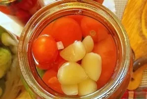 Add garlic and pour boiling water over the vegetables to the top. Cover with a lid, leave for 20 minutes.