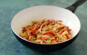 At the end, add the fried chanterelles, mix carefully.