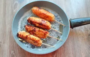 Place the preparations in hot oil. Turn and fry the sausages until golden brown.