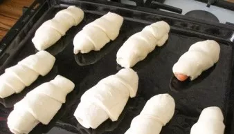 We spread the sausages in the dough on a baking sheet greased with vegetable oil, brush the top with an egg and bake in the oven for 25 m...