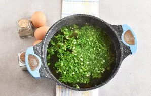 Add the greens and turn off the fire. Let stand with a lid covered for 10 minutes.