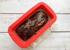 Remove the finished cake from the oven, pour the milk mixture and let the cake stand for 20 minutes to soak well.