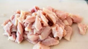 Cut the previously left green chicken breast into small pieces.