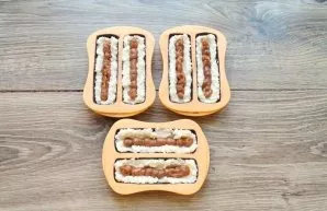 Use a pastry bag to spread the boiled condensed milk into the hollow of the curd.