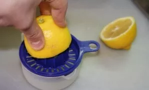 Squeeze the juice from the lemon.
