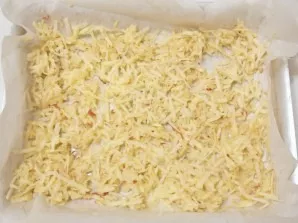 Line a small baking tray with baking paper. Peel the apples and remove the core. Grate the apples on a coarse grater and squeeze out the ...