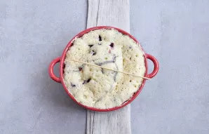 Bake the cake for 5 minutes in an 800 W microwave oven. Then let it stand for another 5 minutes. Check with a wooden skewer. If necessary...