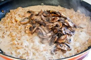 Put the mushrooms in a pan and simmer over medium heat for about 3 minutes.