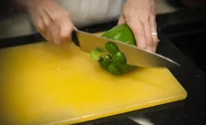 Carefully cut off the upper part of the pepper.