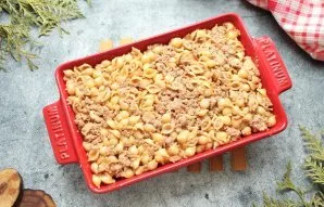 Mix the pasta with the minced meat and sauce until the ingredients are evenly distributed. Pour the mixture into the mold and press it a ...