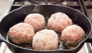 Heat the pan with vegetable oil, add a few dumplings.