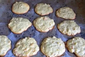 Bake in a preheated oven at 180 degrees for 25 minutes until browned.