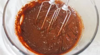 Add cocoa powder to the cream and pour rum, beat well and put in the refrigerator.