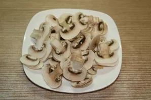 Cut the mushrooms into slices.