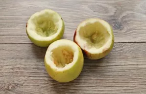 Cut off the tops of the apples and remove the core, leaving the walls 1 centimeter thick.