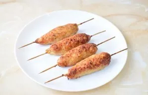 Ready-made kebabs will shrink slightly and become an attractive golden color. Put them on a plate and serve.