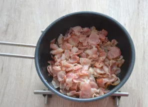 Fry finely chopped bacon in another pan.