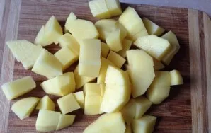 Cut the potatoes into small cubes.