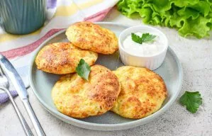 Curds are very tasty to warm up with sour cream.