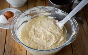 With a spatula, add coconut flour to the main dough. The finished dough is very viscous, like the consistency of thick pancake dough.